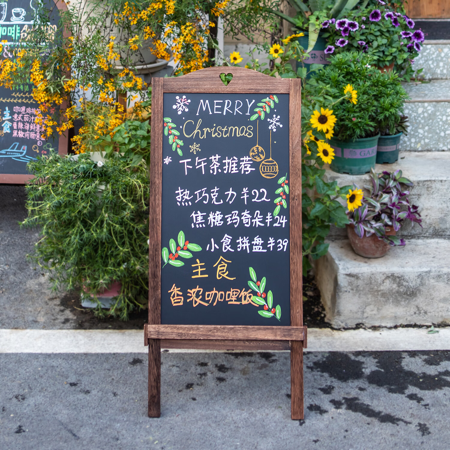 无论你是爱好简约风格还是喜欢鲜艳色彩,这款小黑板都能满足你的各种